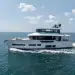 Sirena 78 Gliding across the water from right to left