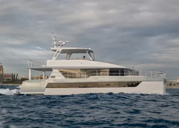 The Two Oceans 555 Side View in Water