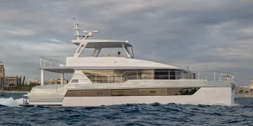 The Two Oceans 555 Side View in Water