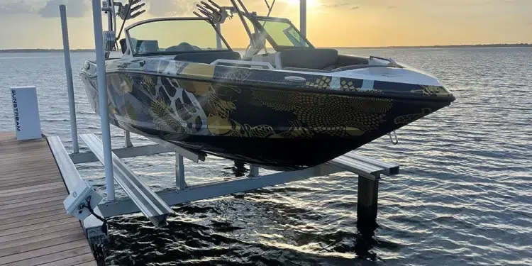 Monohull on a Sunstream boat lift