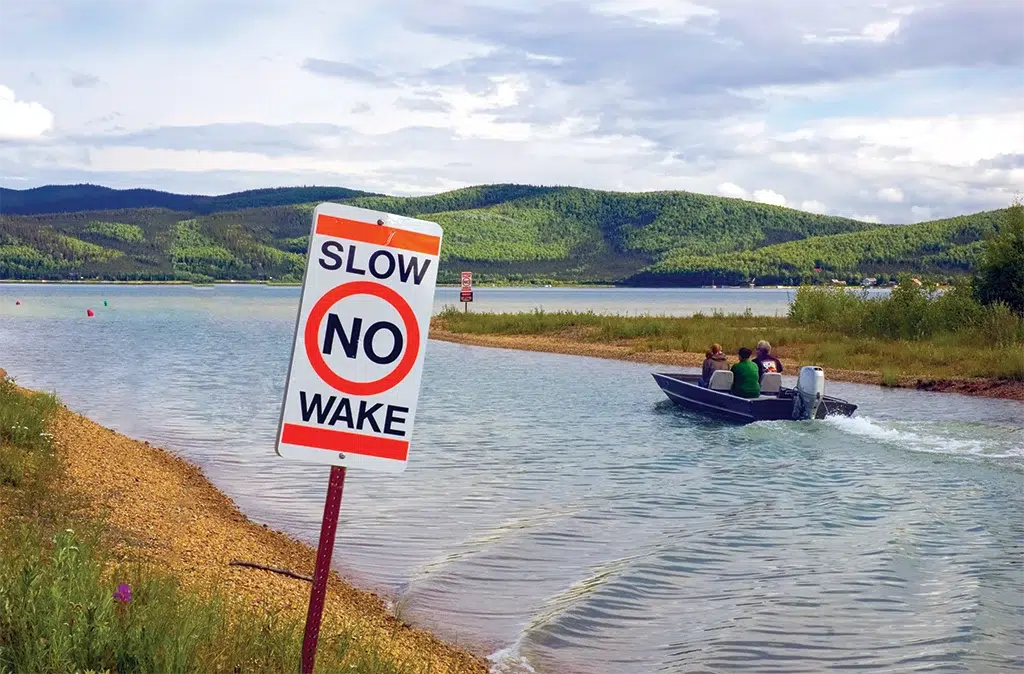 No wake zone sign