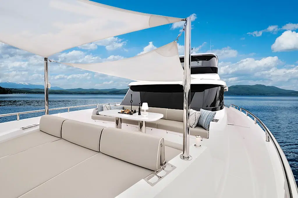 Horizon V77 CMY fishing cockpit's Bow with sunshade