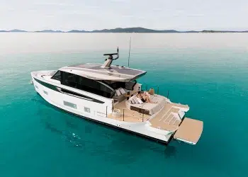 Azimut Seadeck 6 side profile