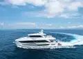 The Horizon FD80 making a wide turn in deep blue waters