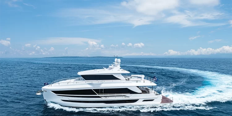 The Horizon FD80 making a wide turn in deep blue waters