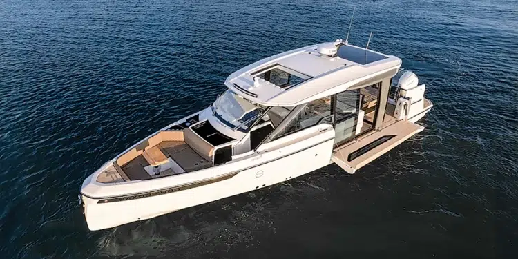 The Saxdor 400 GTC sitting in open water