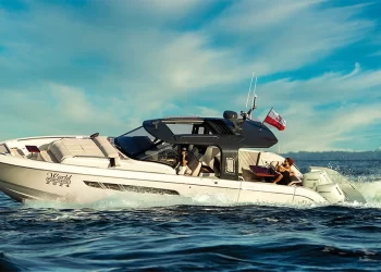 The Wiszniewski W43 turning port in open water