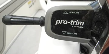 Jack plate control used during shallow-water fishing