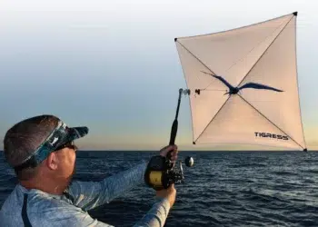 A man showing his Kite fishing technique