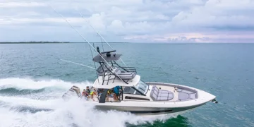 Center Console Boat turning while running on water