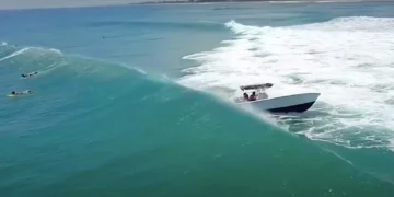 Boat capsizes in waves at Boynton Inlet