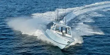 Pursuit DC 286 on the water