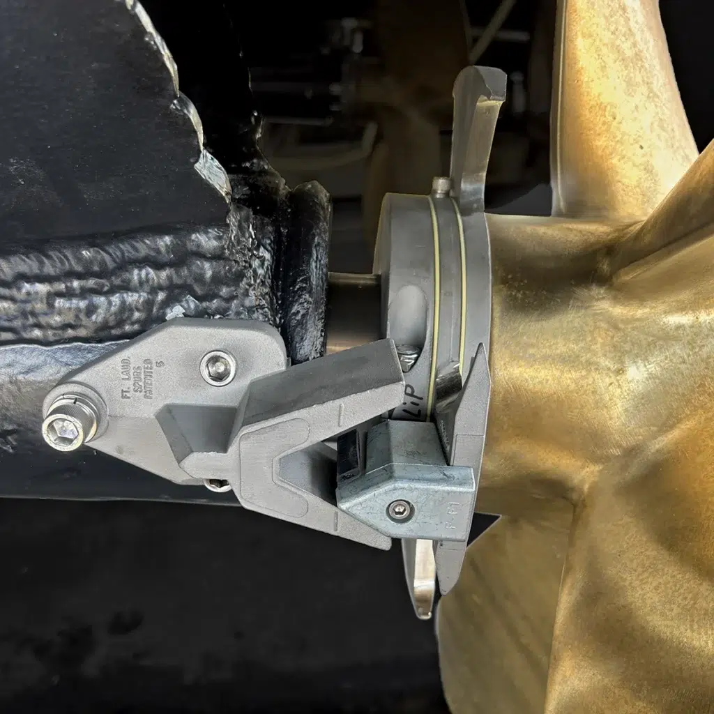 Spurs line and net cutter mounted on an inboard propeller shaft ahead of the hub