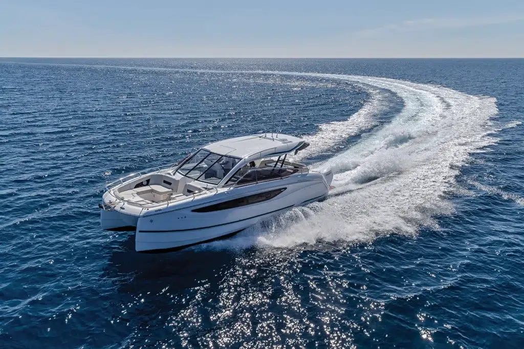 Jeanneau TH38 carving a wide turn with twin Mercury Verado outboards throwing a white wake