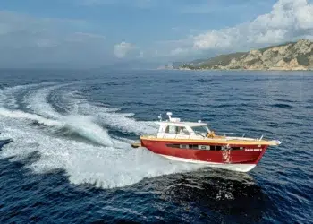 Patrone 45 Convertible with a MOSTO red hull running along the Ligurian coast