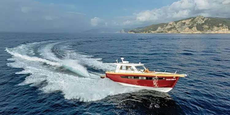 Patrone 45 Convertible with a MOSTO red hull running along the Ligurian coast