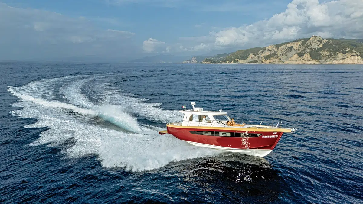 Patrone 45 Convertible with a MOSTO red hull running along the Ligurian coast